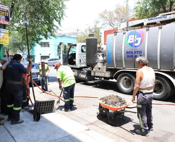 La alcaldía Benito Juárez puso en marcha una nueva jornada del Programa Anual de Desazolve 2025, con el objetivo de prevenir encharcamientos e inundaciones durante la próxima temporada de lluvias. Los trabajos forman parte del mantenimiento preventivo de la red secundaria de drenaje. FOTO: Especial