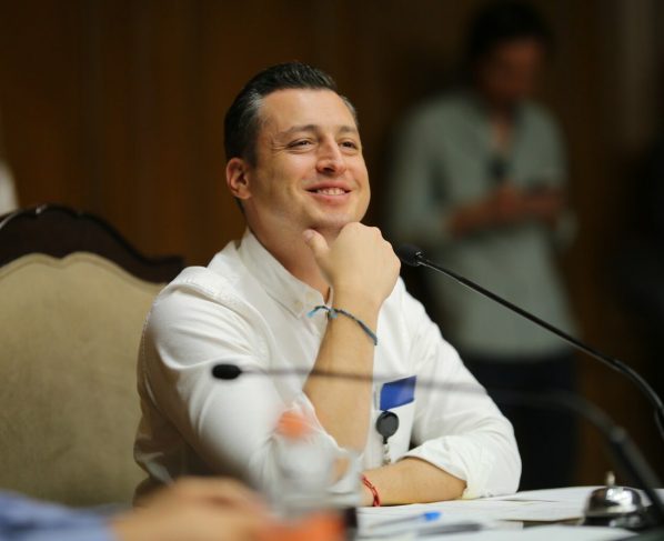 Quizás por eso mismo, porque ya era conocido por su obra, no logró obtener el mayor número de votos en la competencia senatorial. Llegó al senado por la vía del segundo lugar, lo que llaman “primera minoría”. FOTO: Especial
