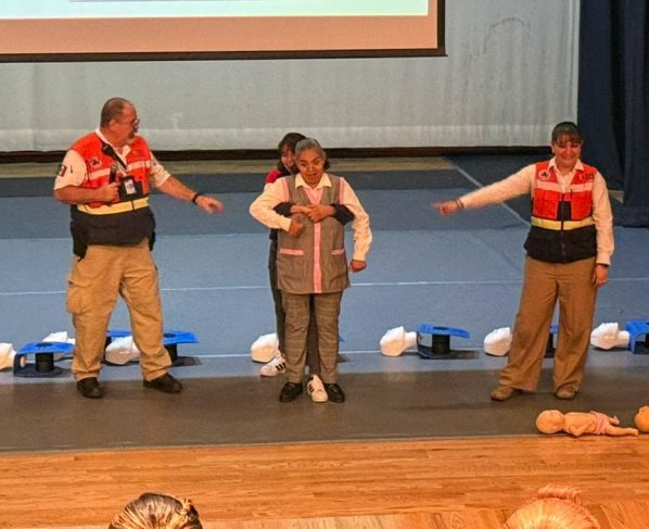 El personal recibió preparación en primeros auxilios, evacuación y respuesta ante emergencias para reforzar la seguridad de niñas, niños y usuarios de espacios comunitarios.