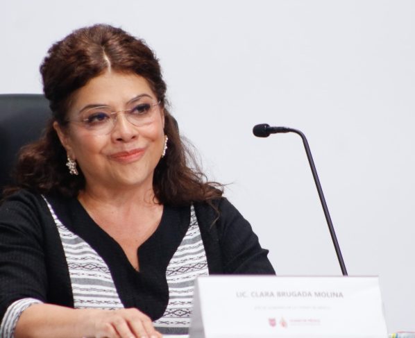 El asunto se planteó este jueves en la columna Mensaje Político de Alejandro Lelo de Larrea, con el encabezado “La imperiosa necesidad de proteger funcionarios”. Y precisamente de ello habló horas después la jefa de Gobierno, Clara Brugada, en conferencia de prensa. FOTO: Especial