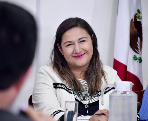 La alcaldesa de Azcapotzalco, Nancy Núñez, llevó a sus porristas acarreados a las puertas del Congreso de la Ciudad de México, ante quienes al salir gritó: “¡Ganamos esta comparecencia!”. ¿Ganamos? ¿A quién le ganaron? ¿Contra quién compitieron? En realidad, casi nadie la cuestionó. FOTO: Especial