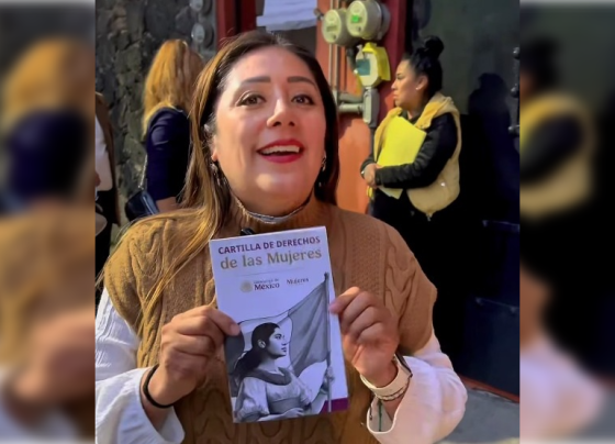 Al respecto, Xóchitl Bravo comentó que las y los diputados morenistas visitan casa por casa o realizan asambleas en las alcaldías, donde entregan las cartillas a mujeres y hombres, y explican los derechos de las primeras. FOTO: Especial