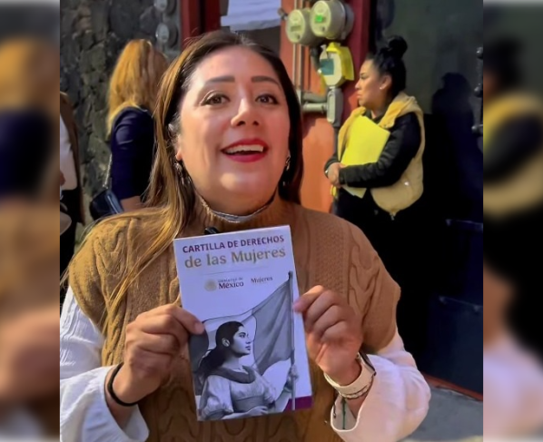 Al respecto, Xóchitl Bravo comentó que las y los diputados morenistas visitan casa por casa o realizan asambleas en las alcaldías, donde entregan las cartillas a mujeres y hombres, y explican los derechos de las primeras. FOTO: Especial