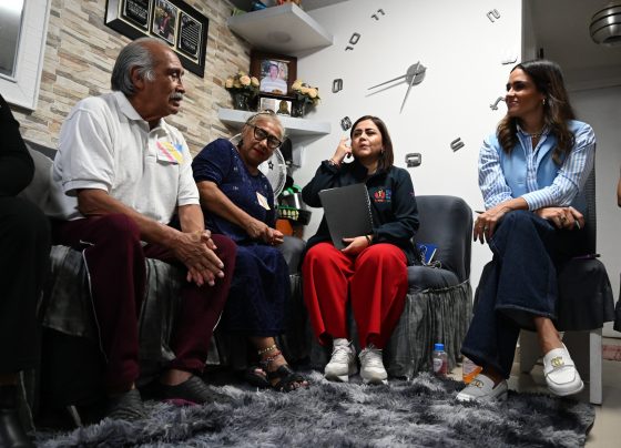 “Nosotros no esperamos a que nos busquen. Tocamos las puertas, vamos a las calles, a los jardines, a las plazas. Ahí donde está la gente, ahí debe estar el gobierno”, expresó la mandataria al inicio del encuentro.