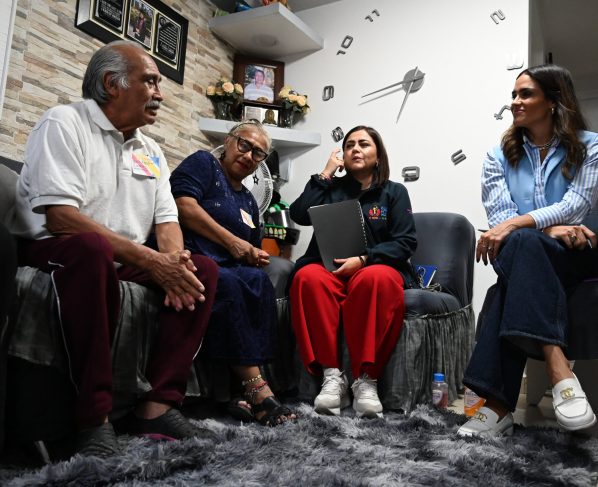 “Nosotros no esperamos a que nos busquen. Tocamos las puertas, vamos a las calles, a los jardines, a las plazas. Ahí donde está la gente, ahí debe estar el gobierno”, expresó la mandataria al inicio del encuentro.