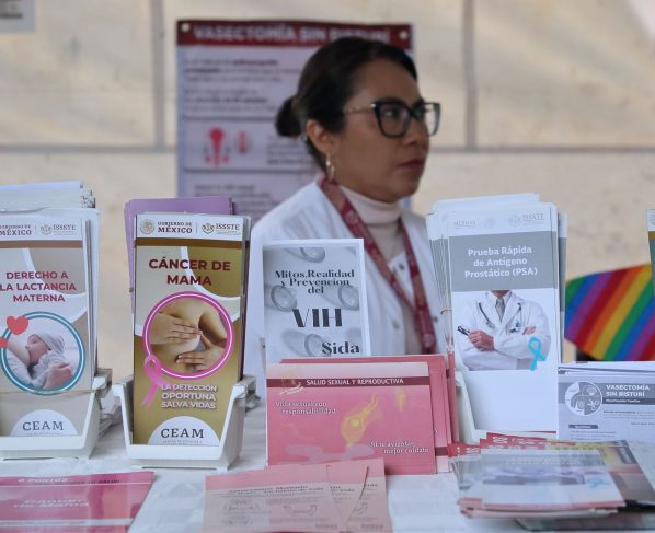 La feria fue inaugurada por el alcalde Octavio Rivero Villaseñor, acompañado por Frida Durán Sánchez, subdelegada de Prestaciones Económicas, Sociales y Culturales del ISSSTE, en representación del director general Martí Batres Guadarrama.