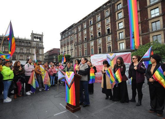 La diputada Xóchitl Bravo encabezó la presentación de las banderas de la diversidad sexual y de género que se colocaron en las fachadas de los edificios del Congreso capitalino.