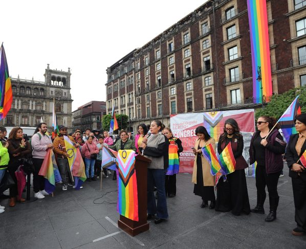 La diputada Xóchitl Bravo encabezó la presentación de las banderas de la diversidad sexual y de género que se colocaron en las fachadas de los edificios del Congreso capitalino.