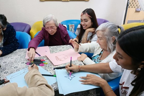 Muchos voluntariados, como el de Huellas, se realiza en grupos, lo que te brinda la oportunidad de hacer amigos y establecer buenas relaciones sociales ayudando a los demás. Es una experiencia enriquecedora que te lleva a conectar con personas que comparten tus valores y compromiso con la comunidad.