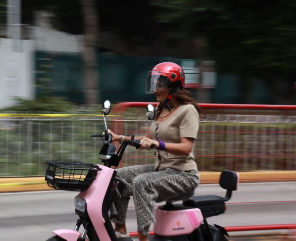 Con el objetivo de acercar a la población a nuevas alternativas de movilidad y fomentar la conciencia ambiental desde lo local, el Gobierno de Cuauhtémoc, que encabeza Alessandra Rojo de la Vega llevó a cabo la jornada Ecomobility MX: Conduce Verde en la Cuauhtémoc, una experiencia ciudadana orientada a promover una conducción más segura, incluyente y sustentable.