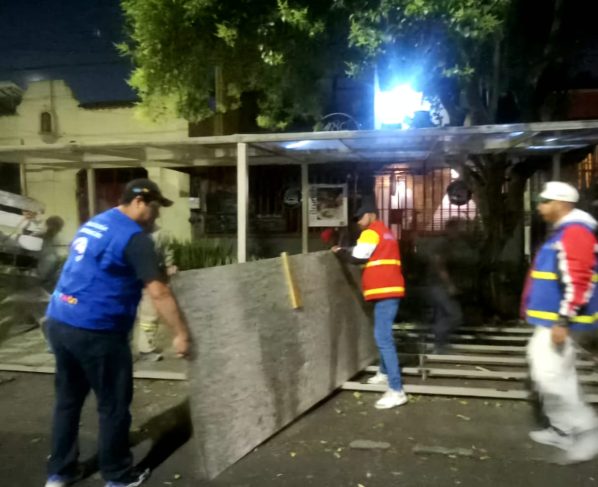 Al no contar con las autorizaciones ni cumplir con la normatividad especificada en la Gaceta Oficial de la Ciudad de México, fueron retiradas estructuras de cafeterías y restaurantes que obstruían la vía pública en diversos puntos de la demarcación a fin de recuperar el espacio público y permitir el libre tránsito.