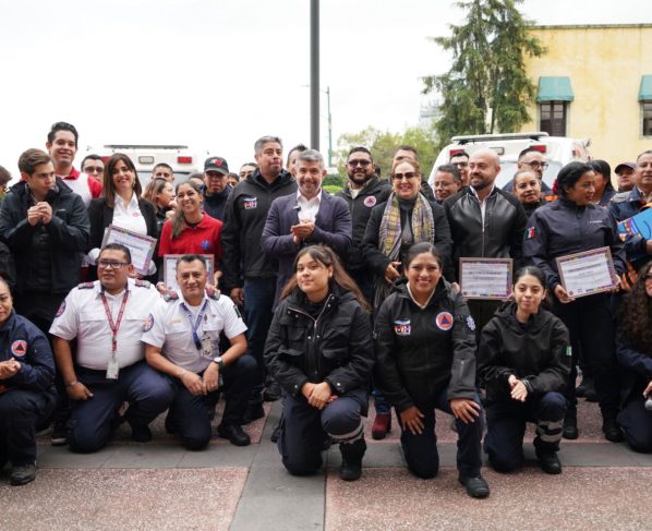 Mauricio Tabe, alcalde de Miguel Hidalgo, reconoció el trabajo de los socorristas, voluntarios y paramédicos que con su entrega han colocado a la demarcación con el mejor tiempo de respuesta para atender emergencias en la Ciudad de México. FOTO: Especial