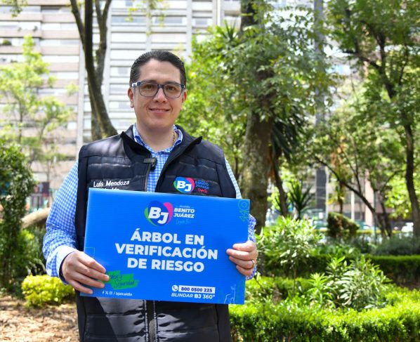Desde el Parque Acacias, Luis Mendoza informó sobre la instalación de señalamientos de advertencia y la intervención de árboles con alto riesgo de colapso. FOTO: Especial