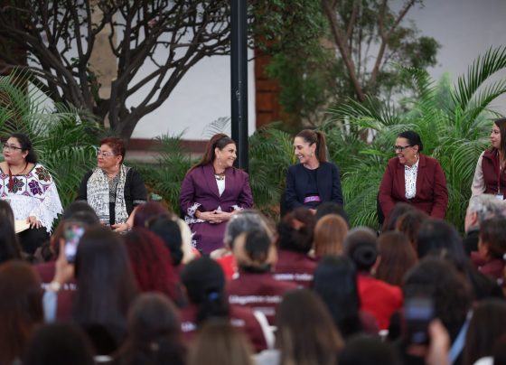 La jefa de Gobierno de la Ciudad de México, Clara Brugada Molina, acompañó a la presidenta de México, Claudia Sheinbaum Pardo, a la inauguración del programa Abogadas de las Mujeres, estrategia nacional de defensa jurídica contra la violencia de género.