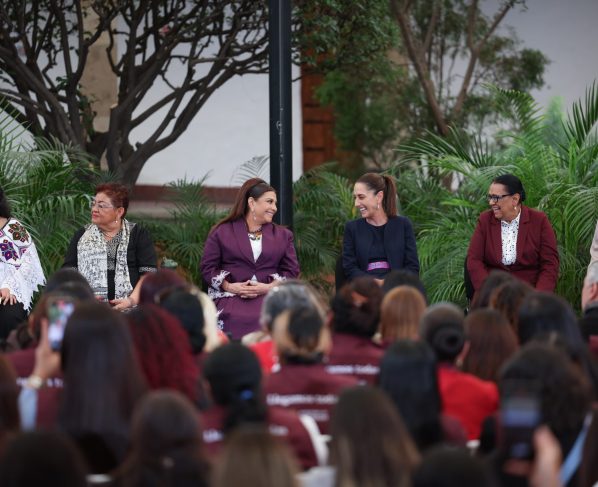 La jefa de Gobierno de la Ciudad de México, Clara Brugada Molina, acompañó a la presidenta de México, Claudia Sheinbaum Pardo, a la inauguración del programa Abogadas de las Mujeres, estrategia nacional de defensa jurídica contra la violencia de género.