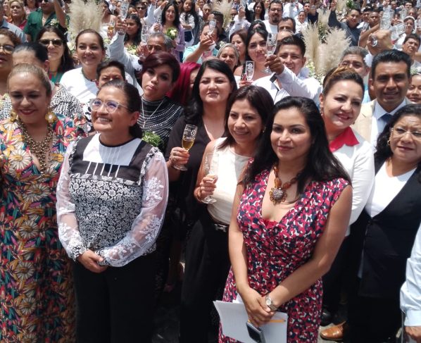 En el ex Convento de Culhuacán, más de 300 parejas contrajeron matrimonio civil teniendo como madrina de honor a la Alcaldesa de Iztapalapa, Aleida Alavez Ruiz.