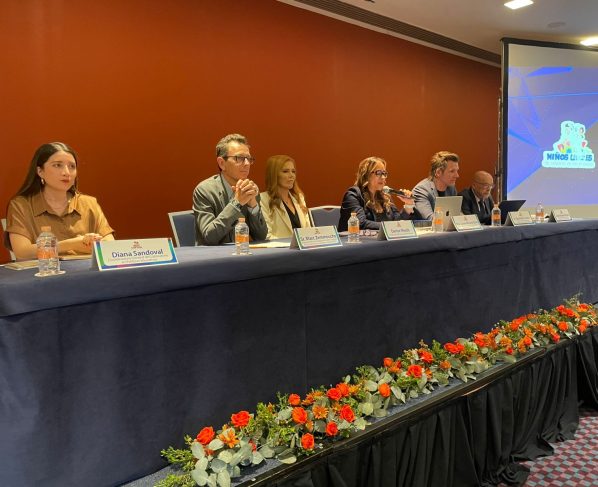 Como parte de la discusión abierta para su iniciativa de Ley para reglamentar el uso de teléfonos celulares en las escuelas primarias y secundarias en la capital del país, la diputada Laura Álvarez, del PAN, encabezó un foro con expertos en educación de México, España, Alemania y Francia, quienes compartieron sus experiencias al respecto. FOTO: Especial