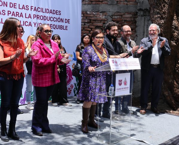 La jefa de Gobierno calificó como un gran logro el “Acuerdo de Facilidades Administrativas para la Producción de Vivienda Social Pública y/o Asequible”, porque “rompe los muros burocráticos”. FOTO: Especial