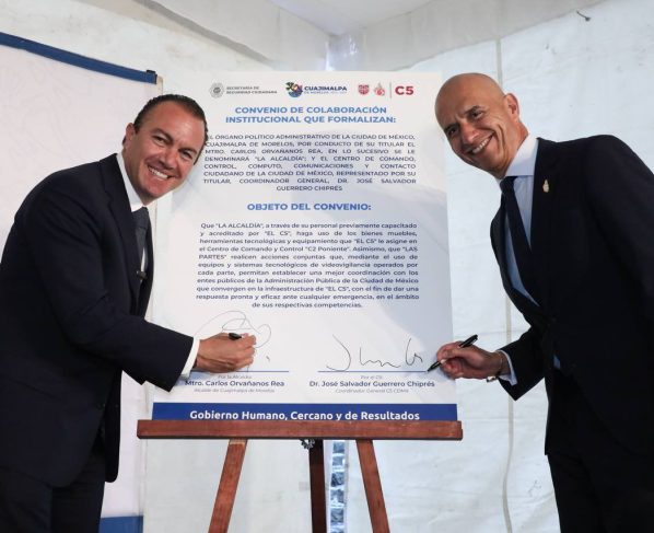 Con el objeto de fortalecer la seguridad en Cuajimalpa y la capacidad de respuesta ante emergencias, el Alcalde Carlos Orvañanos Rea y Salvador Guerrero Chiprés, Coordinador General del Centro de Comando, Control, Cómputo, Comunicaciones y Contacto Ciudadano de la Ciudad de México (C5) firmaron un convenio de colaboración. FOTOS: Especial