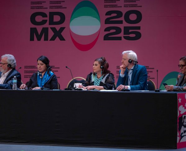 Desde el Teatro de la Ciudad de México “Esperanza Iris”, la mandataria capitalina, expresó que las acciones y proyectos deben de salir del conversatorio existente del Congreso, pues solo así se construirá una red de unidad entre naciones. FOTO: Especial