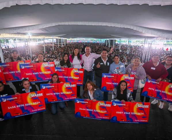 Orvañanos entrega 'tarjeta madre' a jefas de familia de Cuajimalpa. FOTOS: Especial