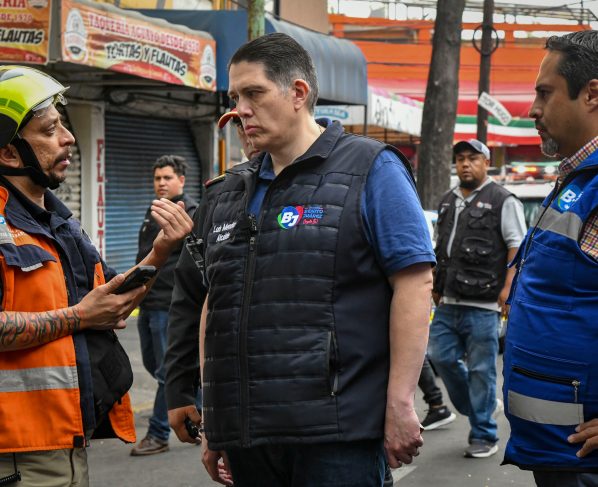 Alcalde Luis Mendoza atiende flamazo por acumulación de gas en colonia Portales