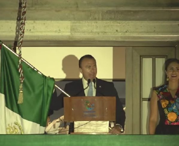 El alcalde de Cuajimalpa, Carlos Orvañanos Rea prefirió ser muy tradicional en las arengas del Grito de Independencia, ante unas 3 mil personas que se dieron cita en la explanada de la Alcaldía.