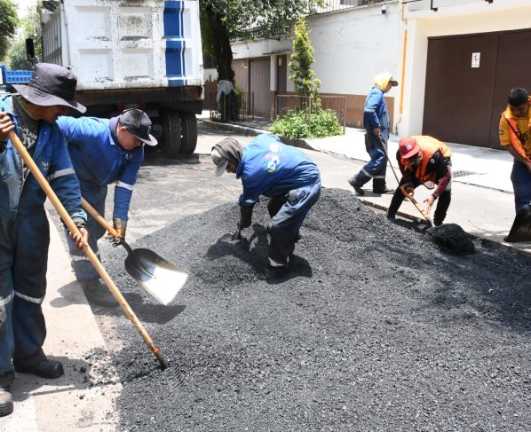 Bajo la instrucción del alcalde Luis Mendoza, la alcaldía Benito Juárez bacheó más de 48 mil metros cuadrados de carpeta asfáltica que se traducen en más de 6 mil 900 baches tapados y se continúa avanzando en su objetivo de erradicar los baches en la demarcación. FOTO: Especial