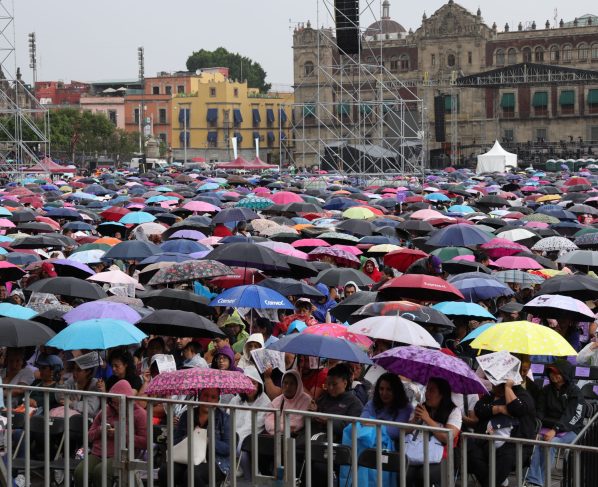 Brugada Molina explicó que Mercomuna significa mercado, comunidad y abasto, y que se trata de una medida que no sólo apoya a los hogares capitalinos, sino que genera un círculo virtuoso de consumo local. FOTO: Especial