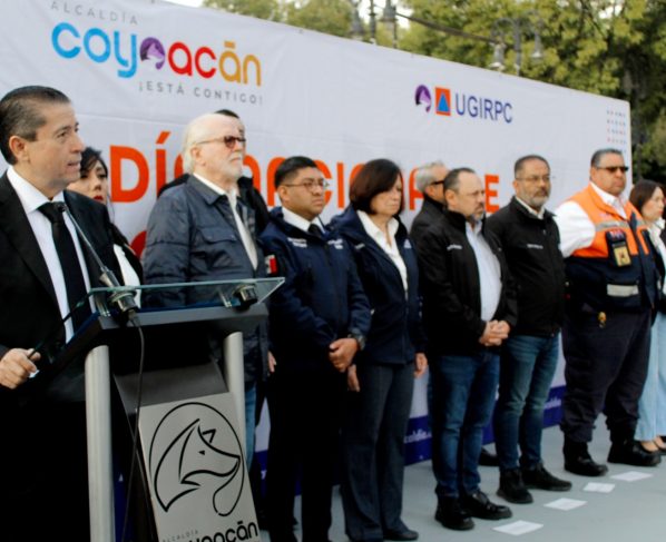 Giovani Gutiérrez encabezó la ceremonia cívica en el centro de Coyoacán, donde se depositó una ofrenda floral, se izó la bandera a media asta y se guardó un minuto de silencio con el puño derecho en alto, en memoria de quienes perdieron la vida en los sismos de 1985 y 2017. FOTOS: Especial