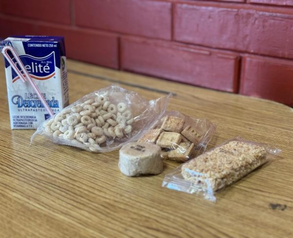 A diferencia de años anteriores, que se proporcionaba el alimento en la cuarta semana del año lectivo, en esta ocasión inicia en la semana dos del presente ciclo escolar; también, por primera vez, a cada ración alimenticia, en la modalidad fría, se le incorporará verdura deshidratada un día a la semana, a fin de enriquecer su valor nutricional. FOTO: Especial