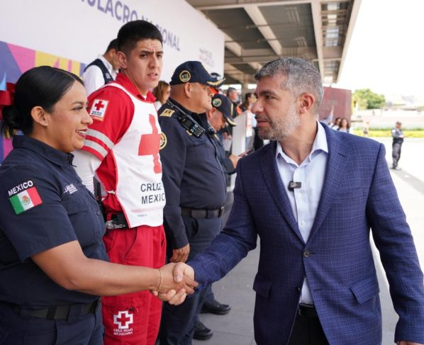 En el marco del Segundo Simulacro Nacional 2025, Mauricio Tabe, alcalde de Miguel Hidalgo, aseguró que la demarcación está preparada antes, durante y después de un sismo para restablecer en un menor tiempo el orden en las calles, ya que cuenta con un equipo capacitado para enfrentar emergencias y reducir riesgos. FOTOS: Especial