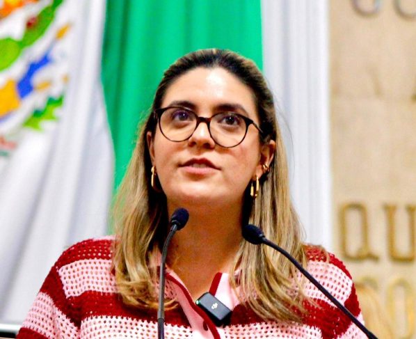 La diputada Cecilia Vadillo, de Morena, o no sabe contar, o ya imitó las malas prácticas políticas de su aliado político, el Diputado 777, Víctor Romo, con quien se sale a patrullar las calles de la Miguel Hidalgo. FOTO: Especial