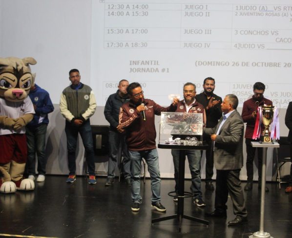 El alcalde, Fernando Mercado Guaida fue testigo de honor del sorteo de la Primera Copa Magdalena “Por La Paz”, torneo de fútbol que busca fortalecer el tejido social de la demarcación, inculcando en la juventud la cultura del deporte entre las y los jóvenes que practican esta actividad física. FOTOS: Especial