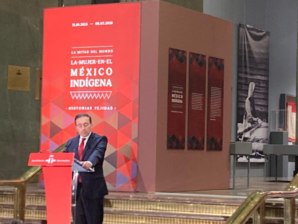 Este viernes 31 de octubre se presentó en Madrid la exposición “La mitad del mundo. La mujer en el México indígena”. Se trata de un proyecto binacional que nace con la aspiración de reforzar los vínculos entre ampos países a través del reconocimiento histórico de las culturas originarias y del papel fundamental de las mujeres en las comunidades indígenas de México. FOTO: Especial