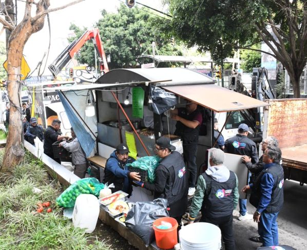 Con el objetivo de mantener el orden y la seguridad en las calles de la alcaldía Benito Juárez, el Gobierno del alcalde Luis Mendoza realizó diversos operativos para la recuperación del espacio público en coordinación con elementos de Blindar BJ360° y el apoyo de las áreas de Servicios Urbanos y Jurídica y Gobierno y Vía Pública.   FOTO: Especial