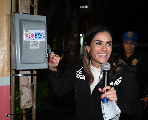 En la colonia Condesa, la alcaldesa Alessandra Rojo de la Vega encabezó el encendido simbólico y la entrega de 467 luminarias, que permitirán iluminar 9.87 kilómetros de vialidades y áreas comunes. FOTO: Especial