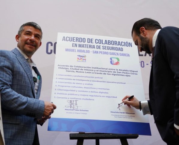 El alcalde de Miguel Hidalgo, Mauricio Tabe, y el presidente municipal de San Pedro Garza García, Nuevo León, Mauricio Farah Giacoman firmaron un Acuerdo de Colaboración para intercambiar experiencias exitosas en seguridad y en modelos de gestión que han dado buenos resultados. FOTOS: Especial