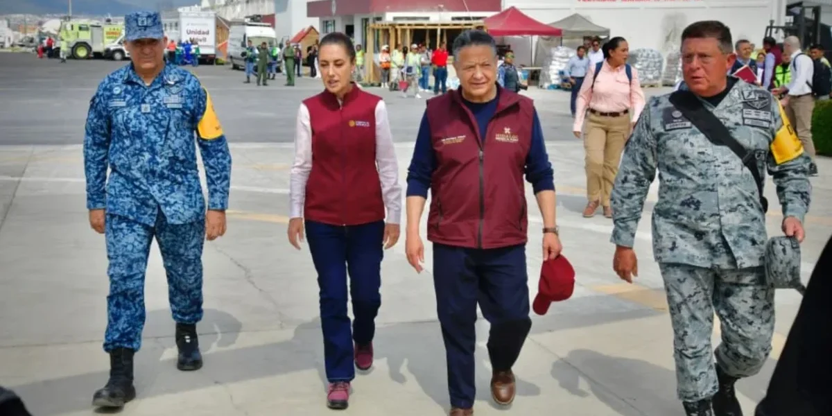 La presidenta de México, Claudia Sheinbaum Pardo; y el gobernador de Hidalgo, Julio Menchaca Salazar; encabezaron una gira de trabajo por los municipios de Huehuetla y Tianguistengo, con el objetivo de dialogar con la gente, supervisar las acciones de apoyo y fortalecer la coordinación interinstitucional para atender esta emergencia. FOTO: Especial