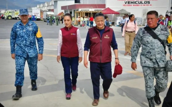 La presidenta de México, Claudia Sheinbaum Pardo; y el gobernador de Hidalgo, Julio Menchaca Salazar; encabezaron una gira de trabajo por los municipios de Huehuetla y Tianguistengo, con el objetivo de dialogar con la gente, supervisar las acciones de apoyo y fortalecer la coordinación interinstitucional para atender esta emergencia. FOTO: Especial