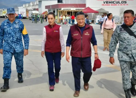La presidenta de México, Claudia Sheinbaum Pardo; y el gobernador de Hidalgo, Julio Menchaca Salazar; encabezaron una gira de trabajo por los municipios de Huehuetla y Tianguistengo, con el objetivo de dialogar con la gente, supervisar las acciones de apoyo y fortalecer la coordinación interinstitucional para atender esta emergencia. FOTO: Especial
