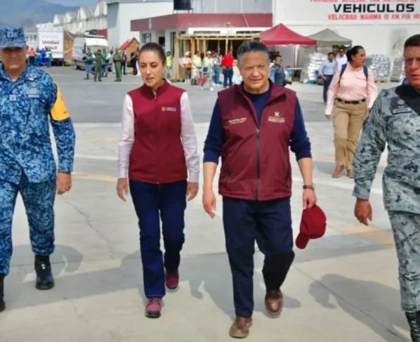 La presidenta de México, Claudia Sheinbaum Pardo; y el gobernador de Hidalgo, Julio Menchaca Salazar; encabezaron una gira de trabajo por los municipios de Huehuetla y Tianguistengo, con el objetivo de dialogar con la gente, supervisar las acciones de apoyo y fortalecer la coordinación interinstitucional para atender esta emergencia. FOTO: Especial