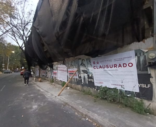 La alcaldía Coyoacán dio a conocer que este lunes se registró un incidente en donde un grupo de manifestantes que protestaban en el Palacio de Cortés fueron salpicados con agua con una manguera que le fue arrebatada a un trabajador de la demarcación, quien realizaba tareas de limpieza del Jardín Hidalgo. FOTO: Especial
