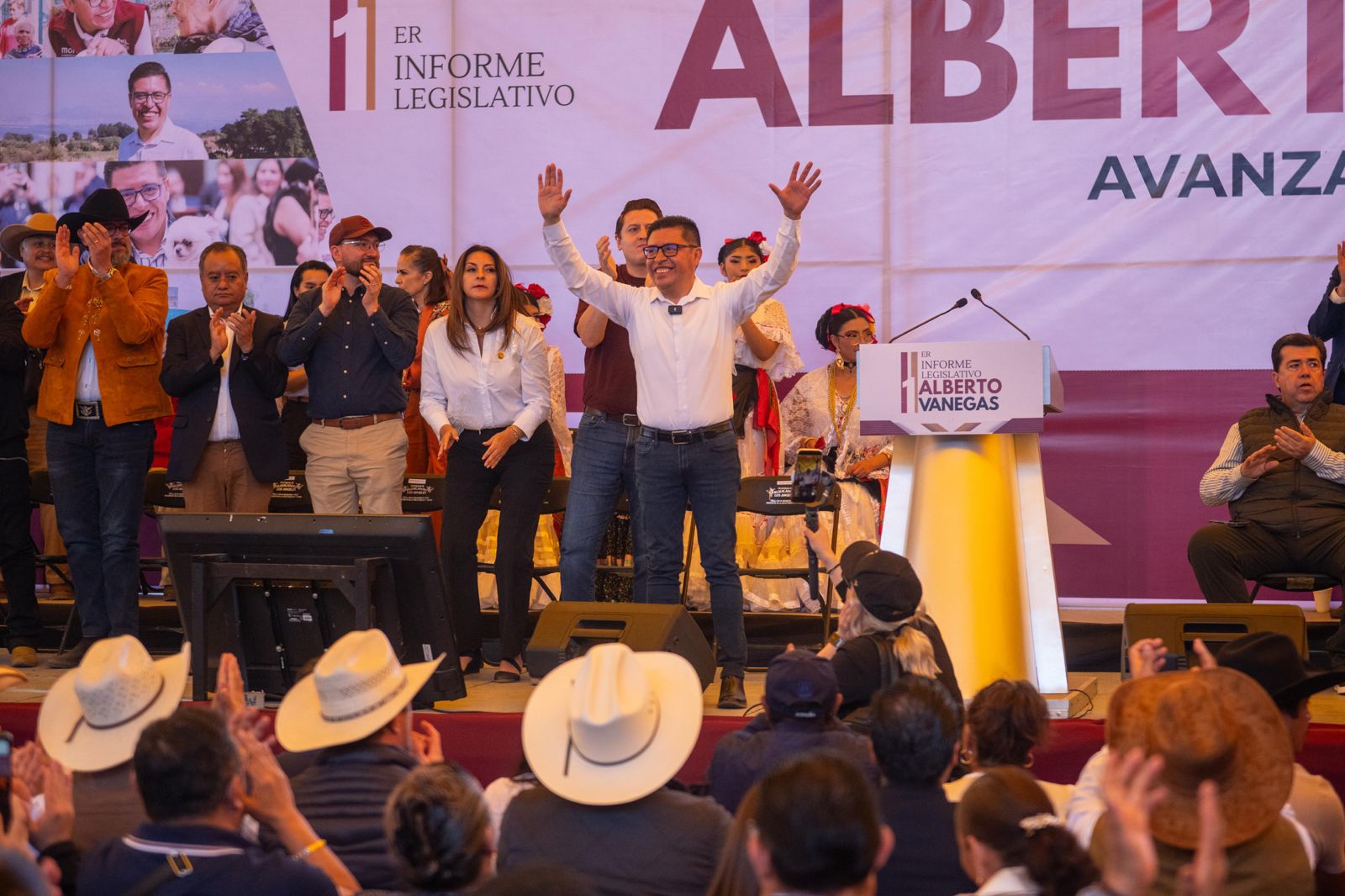 “Rendir cuentas al pueblo, mirarlo de frente, escucharlo y reconocer su voz, es lo que aprendimos del presidente Andrés Manuel López Obrador, nuestro líder moral, quien nos enseñó que el poder solo tiene sentido y se convierte en virtud cuando se pone al servicio de los demás”, destacó el diputado Alberto Vanegas.