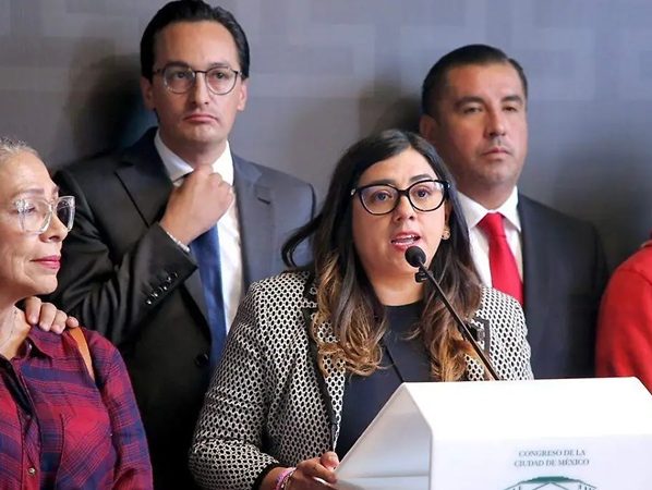 De no creerse, pero es real: a pesar de su experiencia legislativa de más de 4 años, el lunes de la pelea en el Congreso, al coordinador de la bancada del PAN, Andrés Atayde, y a la diputada Daniela Álvarez, presidenta de la Comisión de Puntos Constitucionales, se los ‘chamaquearon’ por doble partida. Esa conclusión es evidente, a partir de la propia versión de los panistas.