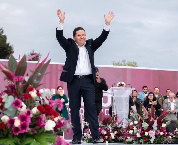 Ante más de 10 mil personas reunidas en el Deportivo de San Francisco Tecoxpa, el alcalde de Milpa Alta, Octavio Rivero Villaseñor rindió su primer informe de gobierno, en el que destacó la implementación de una estrategia de obra pública, seguridad, programas sociales y de infraestructura para mejorar la calidad de vida de los más de 160 mil habitantes milpatenses. FOTO: Especial