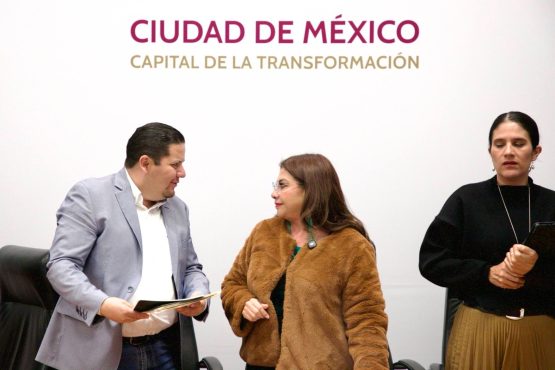 El alcalde de Milpa Alta, Octavio Rivero Villaseñor, y la jefa de Gobierno, Clara Brugada Molina, analizaron la dinámica delincuencial de esta demarcación del sur de la capital, donde viven más de 160 mil personas, y destacaron que se disminuyó en 10% los delitos de alto impacto. FOTO: Especial