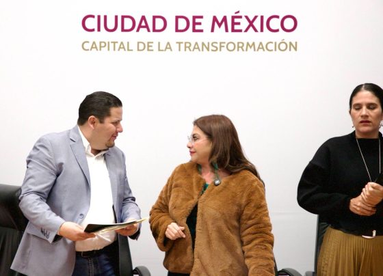 El alcalde de Milpa Alta, Octavio Rivero Villaseñor, y la jefa de Gobierno, Clara Brugada Molina, analizaron la dinámica delincuencial de esta demarcación del sur de la capital, donde viven más de 160 mil personas, y destacaron que se disminuyó en 10% los delitos de alto impacto. FOTO: Especial