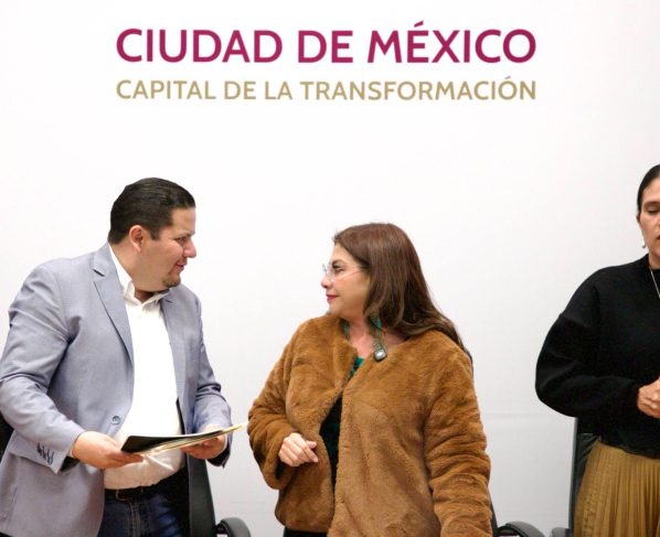 El alcalde de Milpa Alta, Octavio Rivero Villaseñor, y la jefa de Gobierno, Clara Brugada Molina, analizaron la dinámica delincuencial de esta demarcación del sur de la capital, donde viven más de 160 mil personas, y destacaron que se disminuyó en 10% los delitos de alto impacto. FOTO: Especial