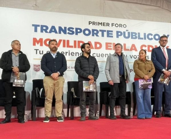 Gracias a los foros sobre la movilidad en la Ciudad de México, que organizan y llevan a cabo conjuntamente el Gobierno capitalino y el Congreso local, se podrá enriquecer el Proyecto del Plan General de Desarrollo de esta metrópoli 2025-204 en dicho rubro, ya que serán incluidas las opiniones de la sociedad civil y todos los sectores, manifestó la diputada Xóchitl Bravo Espinosa. FOTOS: Especial